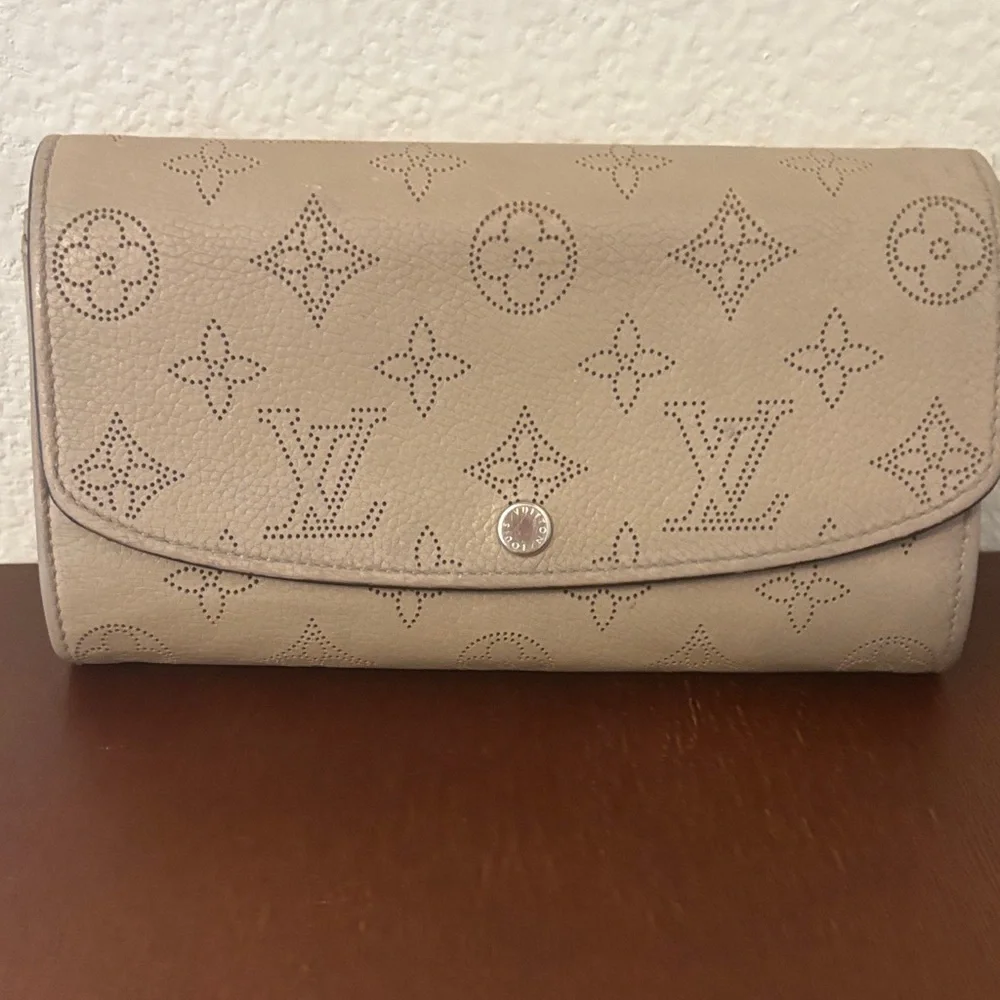 Louis Vuitton Mahina Snappy Wallet , Taupe - Picture 2 of 8